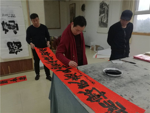 青年书法家邢怀章挥毫为周口报业传媒集团送福
