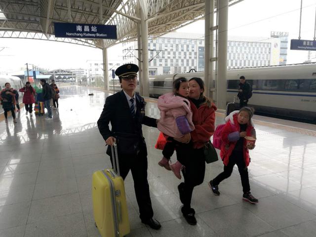 列车长主动帮提行李温暖旅客回家路