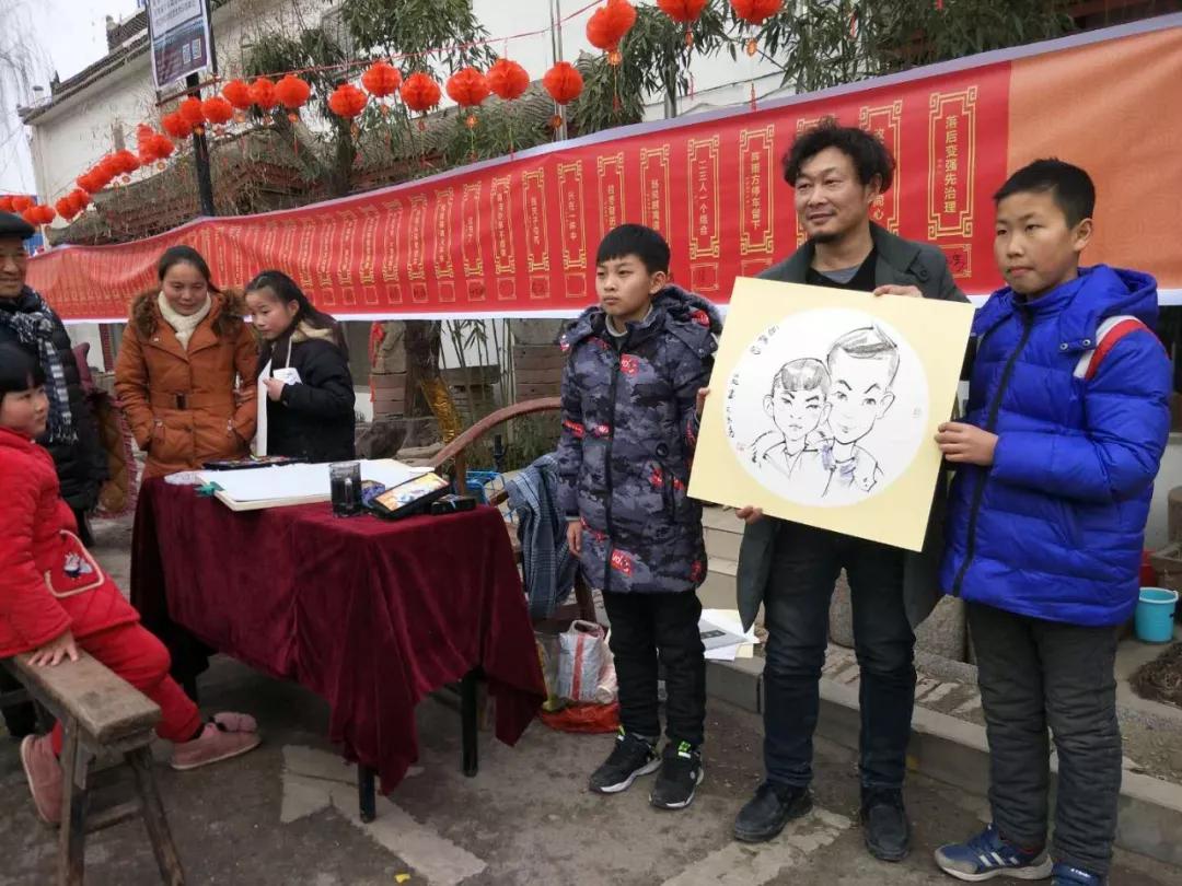 漫画家王西振参加华威民俗苑谜语竞猜活动并现场作画