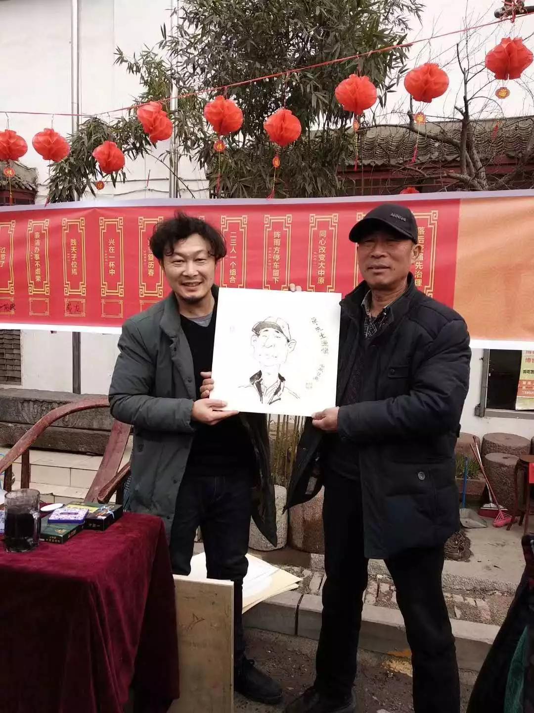 漫画家王西振参加华威民俗苑谜语竞猜活动并现场作画