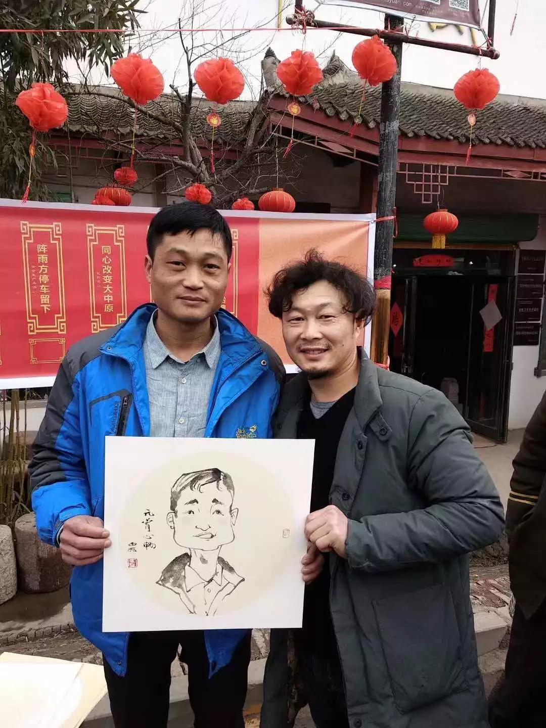 漫画家王西振参加华威民俗苑谜语竞猜活动并现场作画