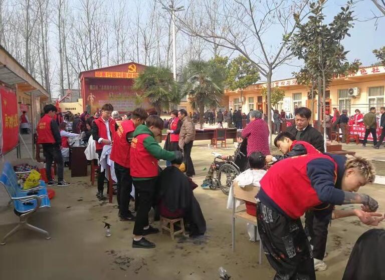 周口助梦公益团走进乡村“学雷锋”