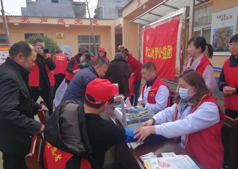 周口助梦公益团走进乡村“学雷锋”