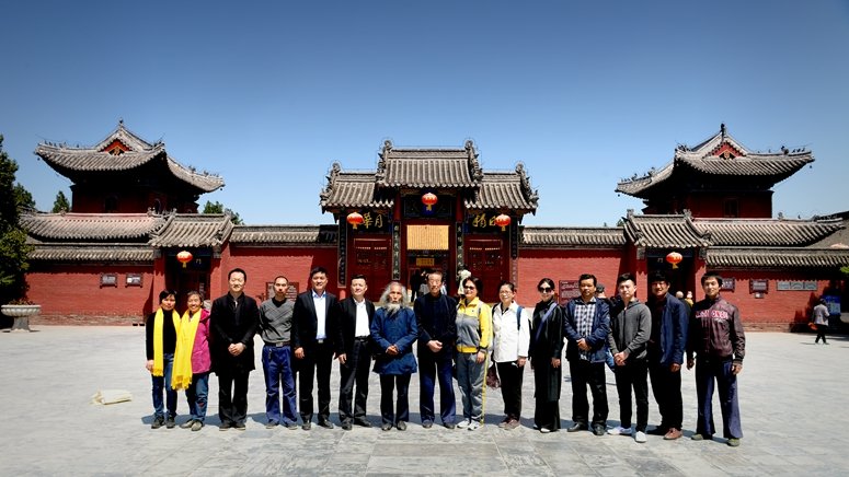 春风扑面来，龙湖踏清波