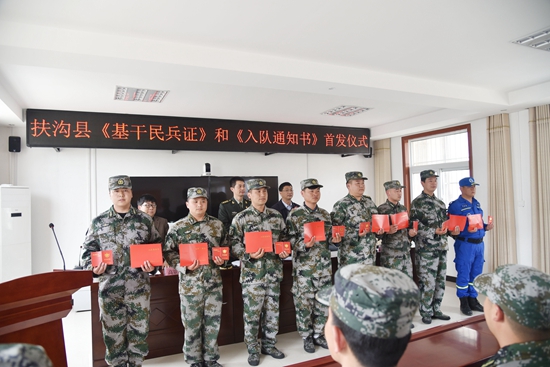 “一书一证”扶沟首发，民兵感悟到了沉甸甸的国防重担