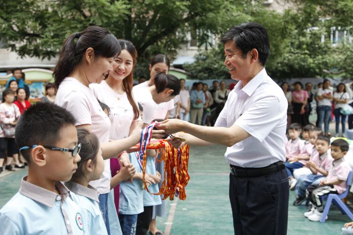 献礼新中国70周年 省文旅厅幼儿园举办“我爱祖国”现场作画展