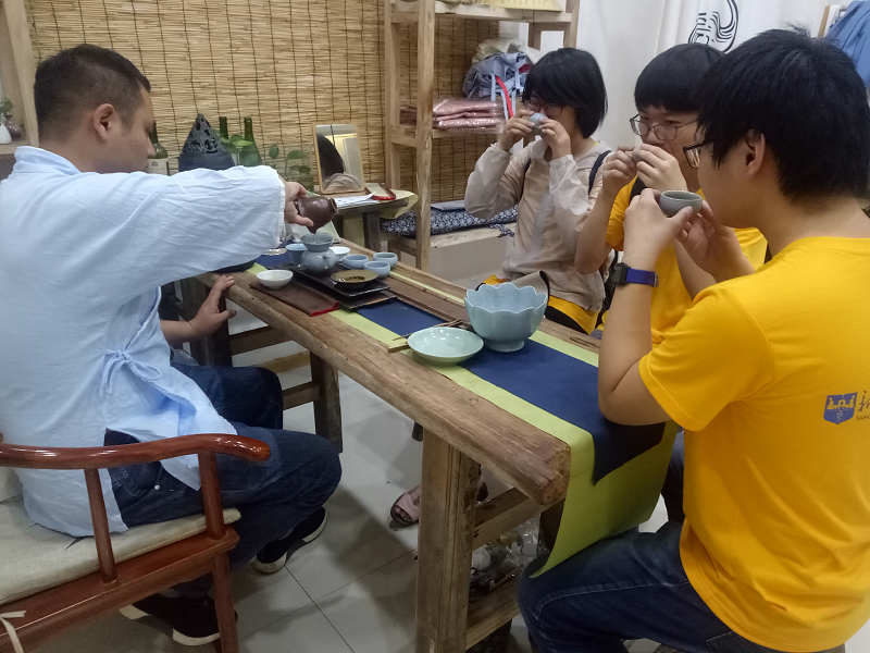 茶艺探趣， 投壶礼赞，拔罐体验，汉服展演， 玩转中原文化！