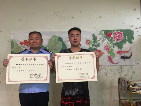 “警界”书法家挥毫泼墨书写拥军情怀