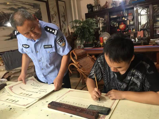 “警界”书法家挥毫泼墨书写拥军情怀