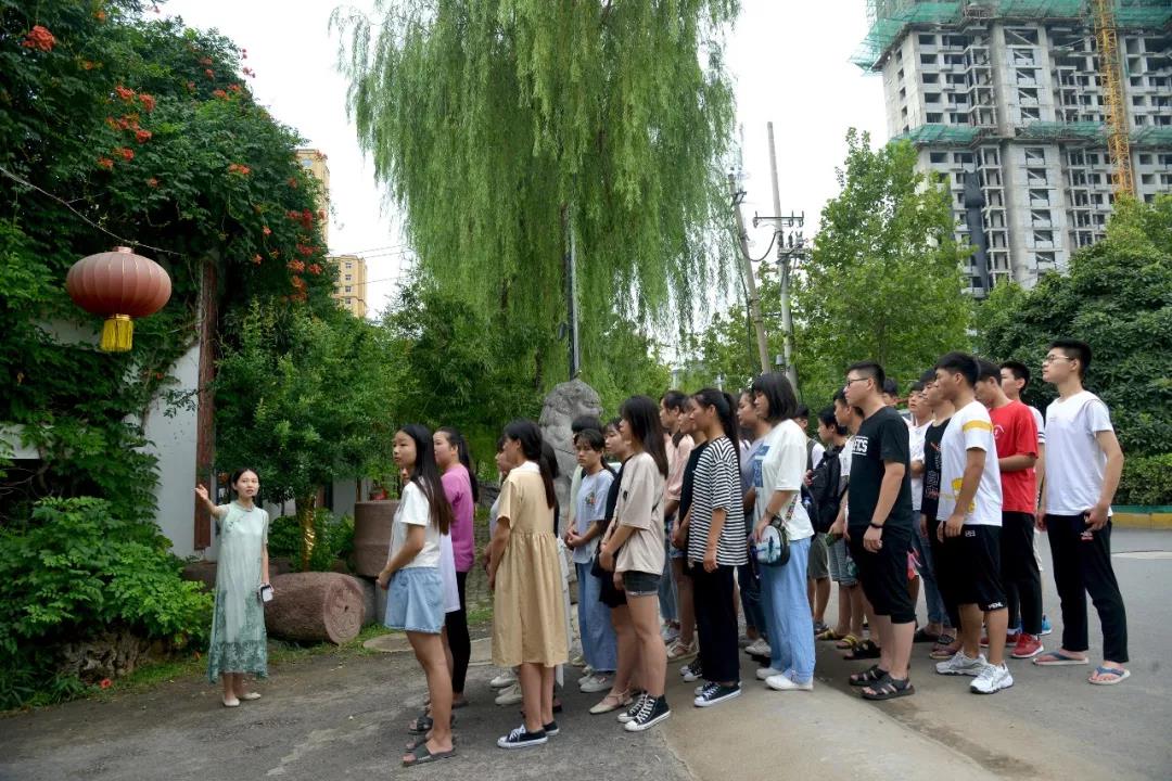 育新高中书法班学生参观华威民俗文化博物苑