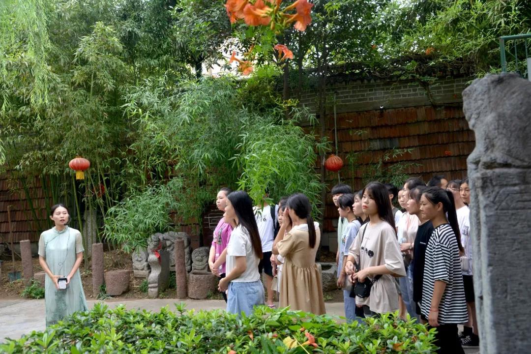 育新高中书法班学生参观华威民俗文化博物苑