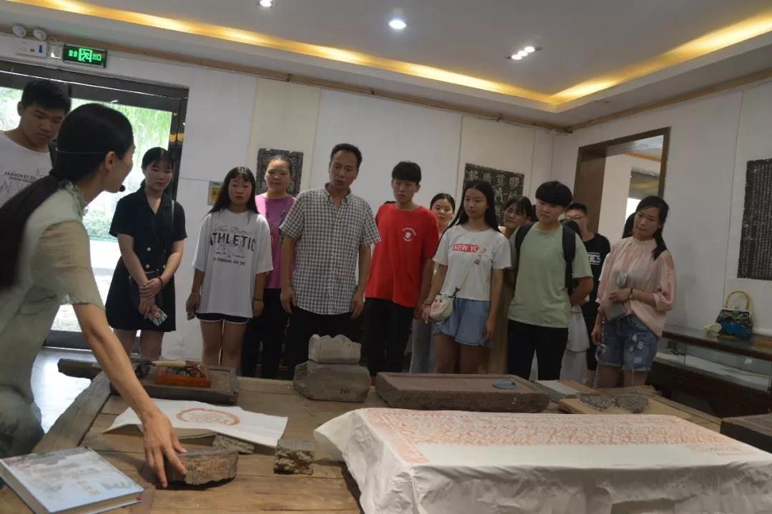 育新高中书法班学生参观华威民俗文化博物苑