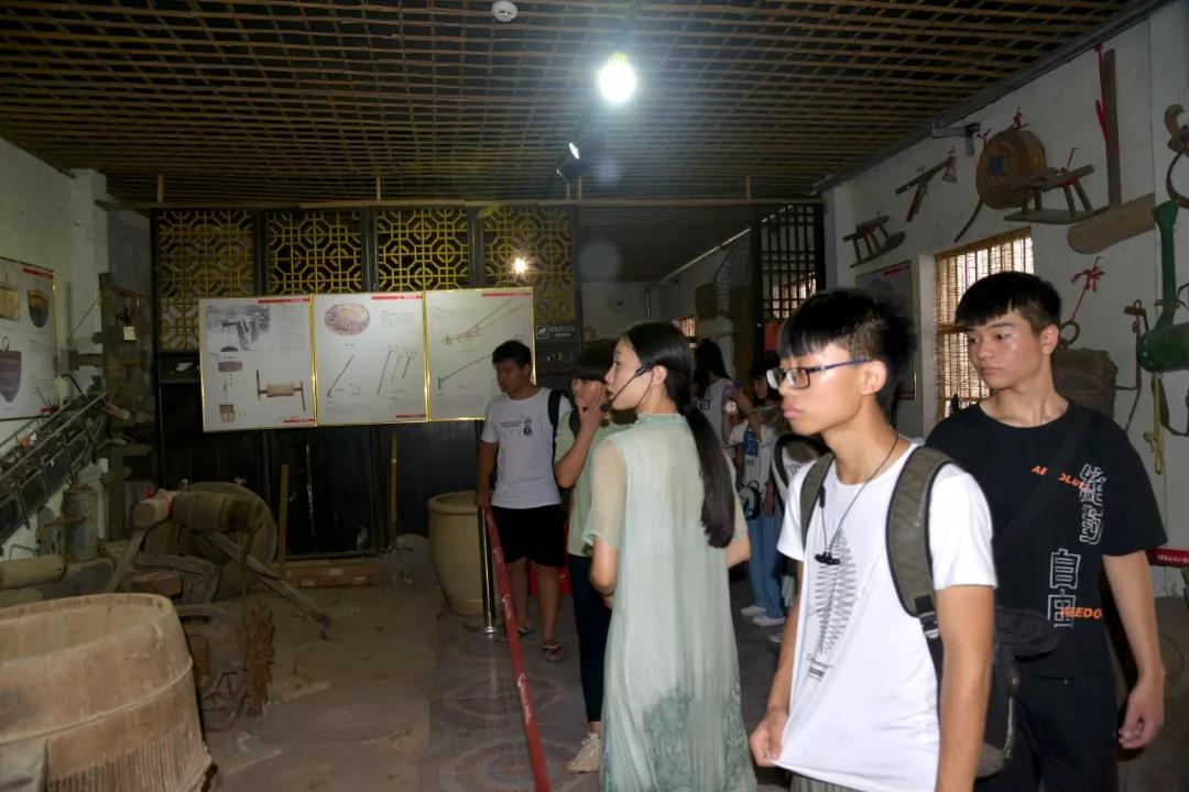 育新高中书法班学生参观华威民俗文化博物苑