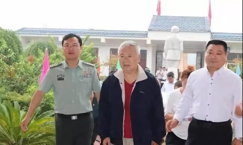 开国元帅陈毅之子陈丹淮将军到革命老区扶沟县参观姜鸿起烈士纪念馆