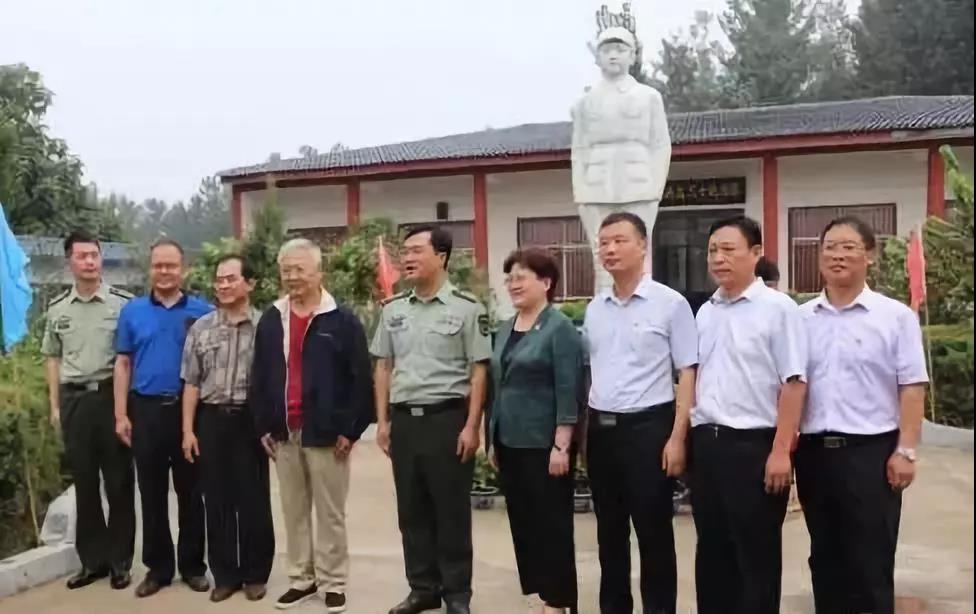 开国元帅陈毅之子陈丹淮将军到革命老区扶沟县参观姜鸿起烈士纪念馆