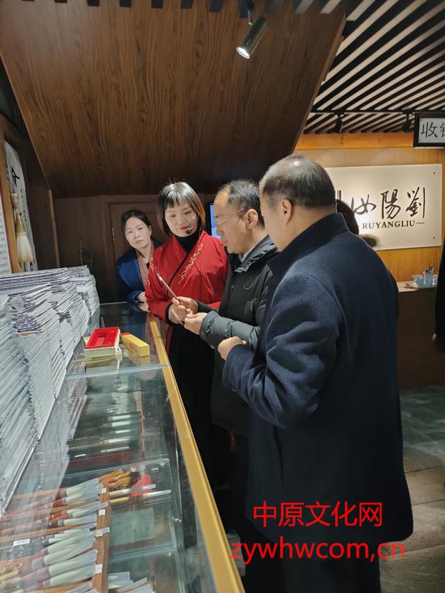 国家文化和旅游部非物质文化遗产司司长陈通参观指导中华老字号、非物质文化遗产汝阳刘文房四宝馆。