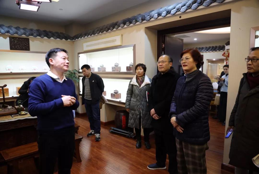 周口作家走进天诚茶博苑，共同见证百年普洱的神韵