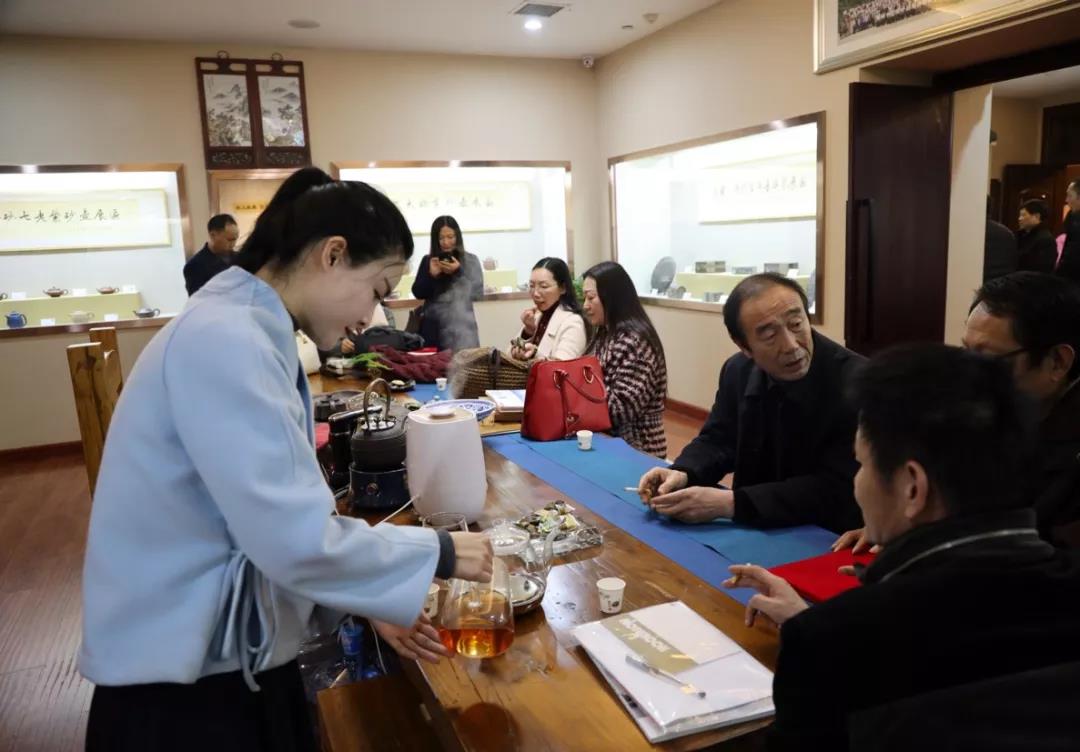 周口作家走进天诚茶博苑，共同见证百年普洱的神韵
