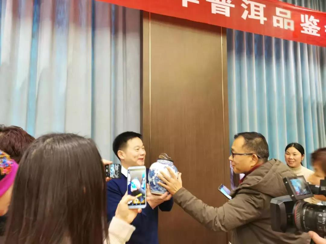 周口作家走进天诚茶博苑，共同见证百年普洱的神韵