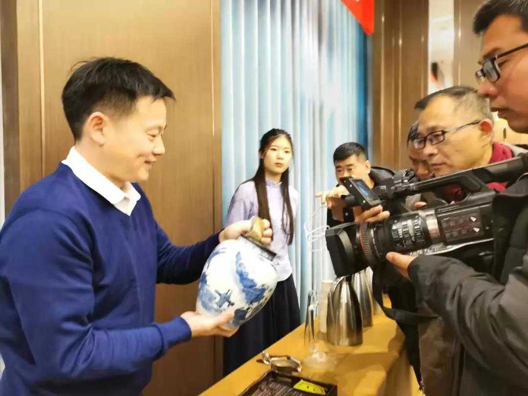 周口作家走进天诚茶博苑，共同见证百年普洱的神韵