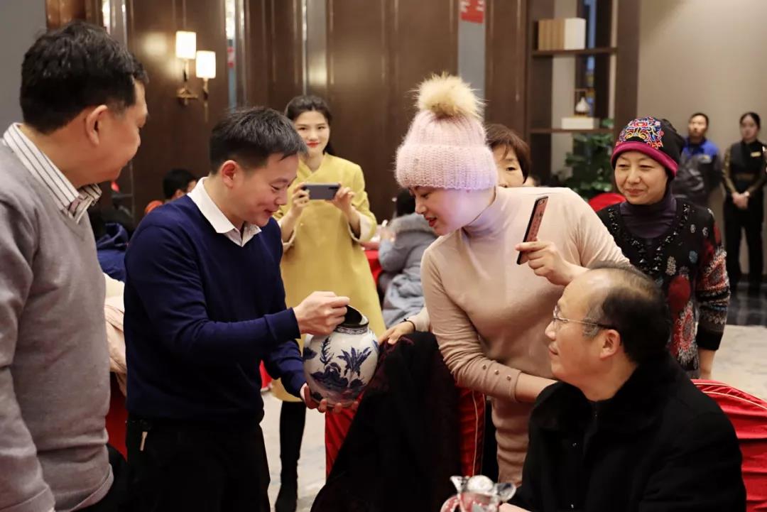 周口作家走进天诚茶博苑，共同见证百年普洱的神韵