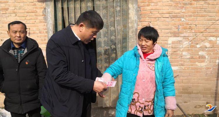 省人大代表丁守富：回乡献爱心温暖过新春