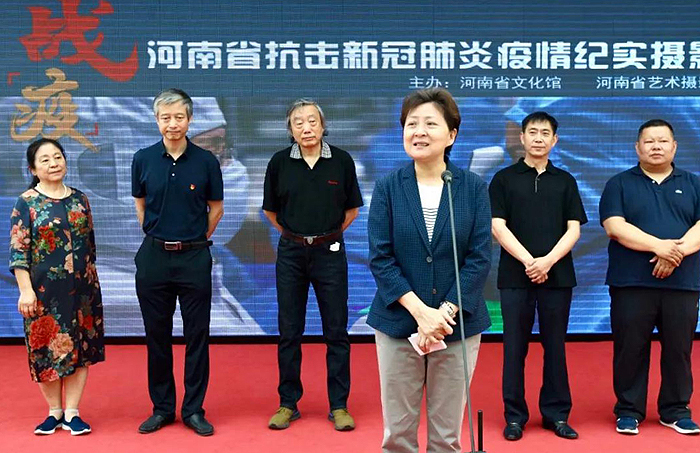 战“疫”——河南省抗击新冠肺炎疫情纪实摄影展在郑开幕