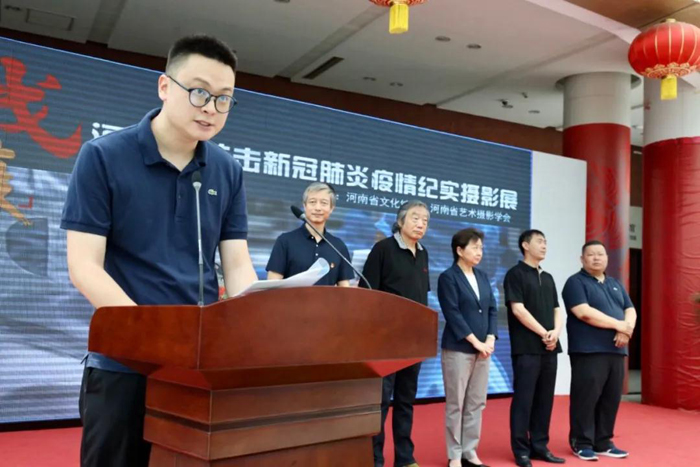 战“疫”——河南省抗击新冠肺炎疫情纪实摄影展在郑开幕