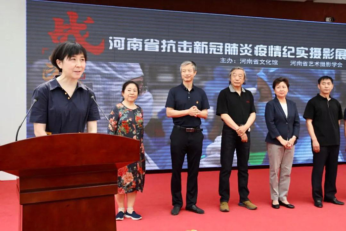 战“疫”——河南省抗击新冠肺炎疫情纪实摄影展在郑开幕
