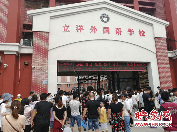 家长质疑开封一学校收费不合理 教体局表示“不接受采访”