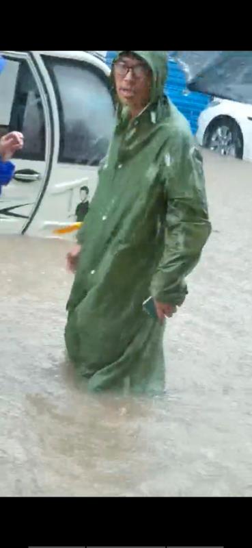 太康刘启昌：冒雨拦截电动车和行人，站在暴雨中10个小时担心路人安全
