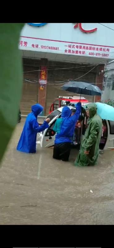 太康刘启昌：冒雨拦截电动车和行人，站在暴雨中10个小时担心路人安全
