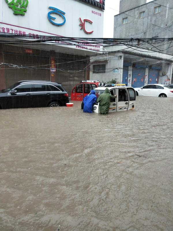 太康刘启昌：冒雨拦截电动车和行人，站在暴雨中10个小时担心路人安全