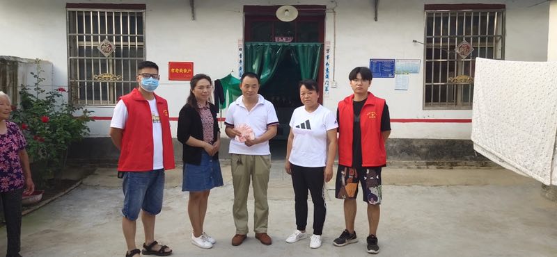 太康县逊母口镇志愿者自筹爱心款慰问高中患病学生