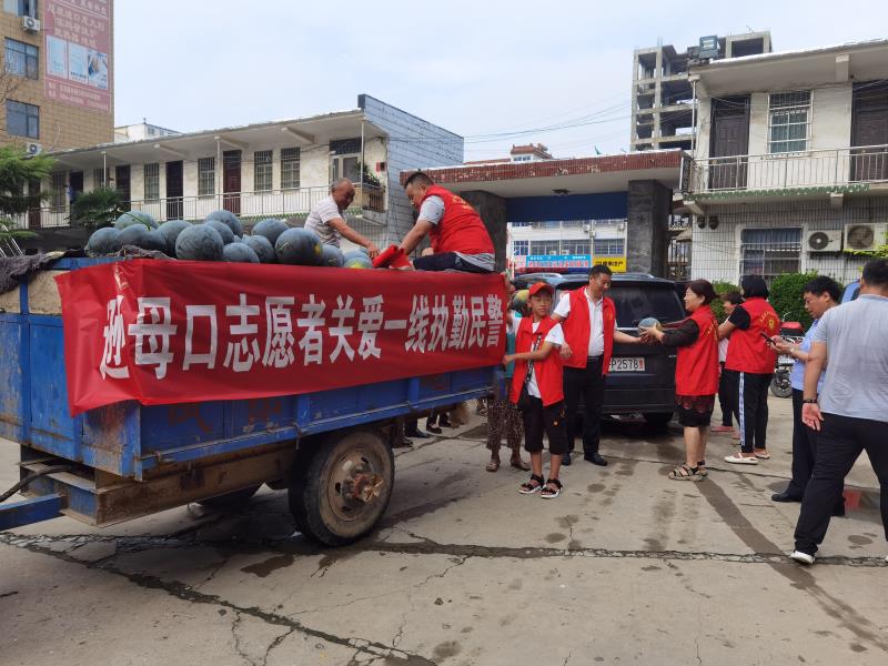 太康县逊母口镇志愿者助农爱心捐赠，五万斤爱心瓜送一线工作者