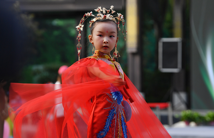 “郑时尚+电影”主题服装秀暖场2020年中国金鸡百花电影节
