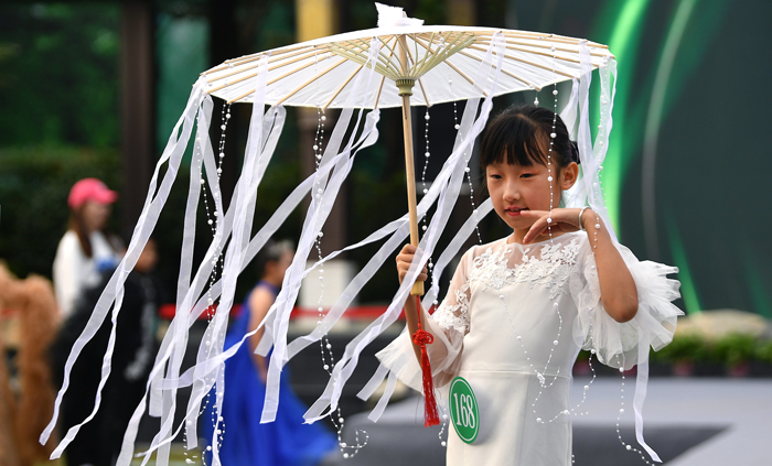 “郑时尚+电影”主题服装秀暖场2020年中国金鸡百花电影节