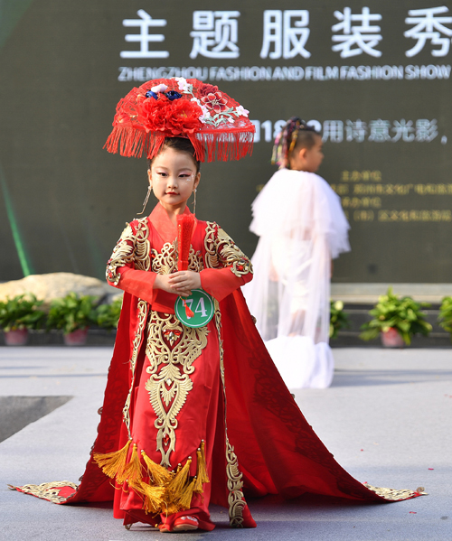 “郑时尚+电影”主题服装秀暖场2020年中国金鸡百花电影节