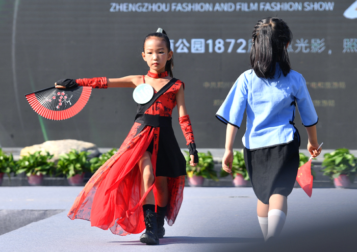 “郑时尚+电影”主题服装秀暖场2020年中国金鸡百花电影节