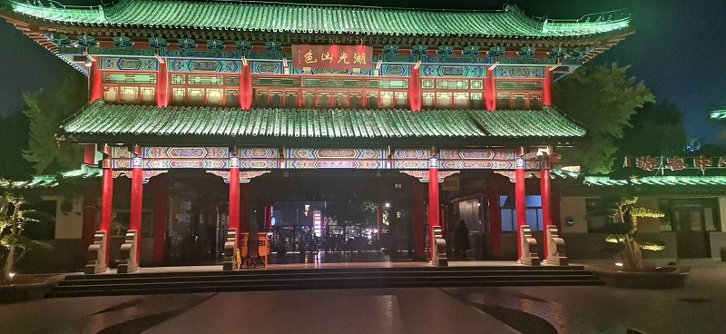 夜观大明湖
