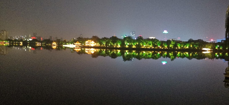 夜观大明湖