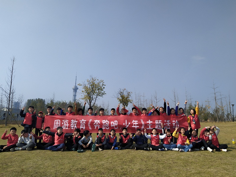 考试结束撒撒欢 一群少年奔跑在沙颍河畔