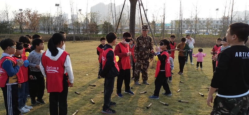 考试结束撒撒欢 一群少年奔跑在沙颍河畔