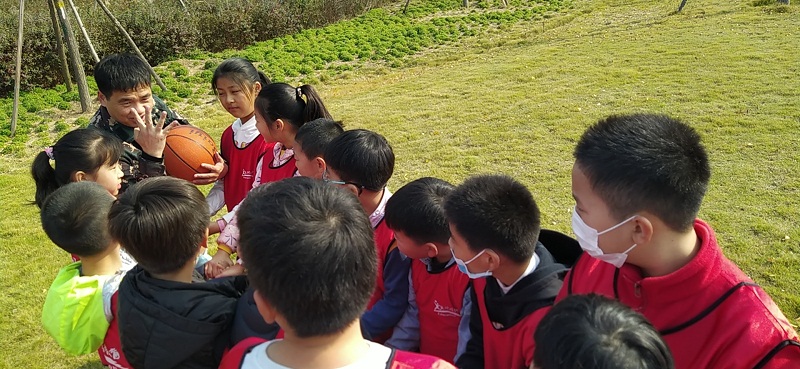 考试结束撒撒欢 一群少年奔跑在沙颍河畔