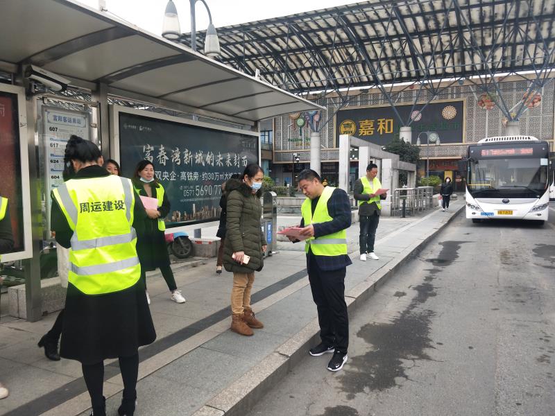 张新静带领文明交通志愿服务队在他乡为“全国交通安全日”作宣传