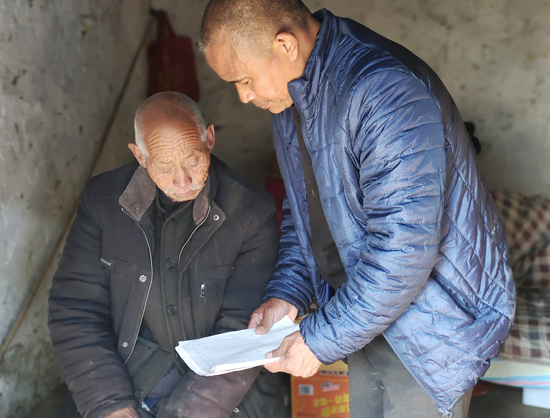 周口一“农民诗人”为孤寡老人小年送年货 并为其做手擀面