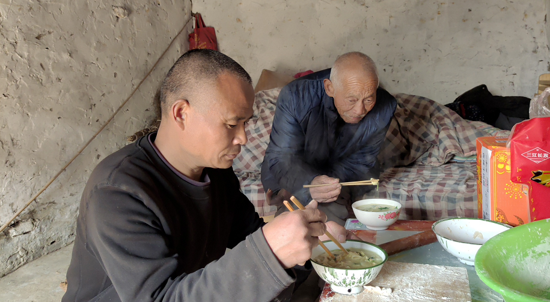 周口一“农民诗人”为孤寡老人小年送年货 并为其做手擀面