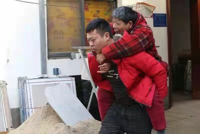 乡村“送货郎”，带着瘫痪母亲走街串巷 破旧送货车成众人点赞的“孝老模范车”