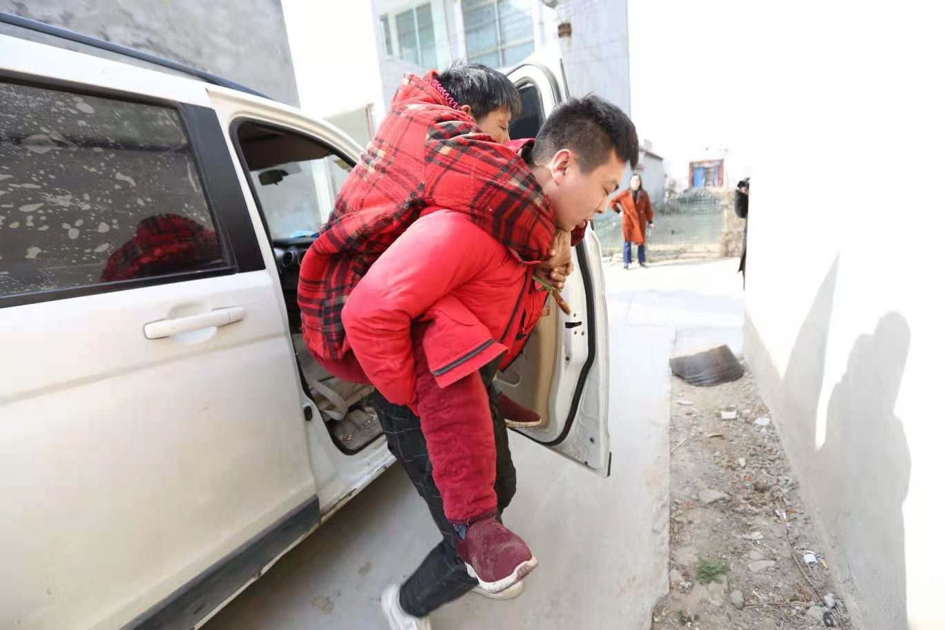 乡村“送货郎”，带着瘫痪母亲走街串巷 破旧送货车成众人点赞的“孝老模范车”