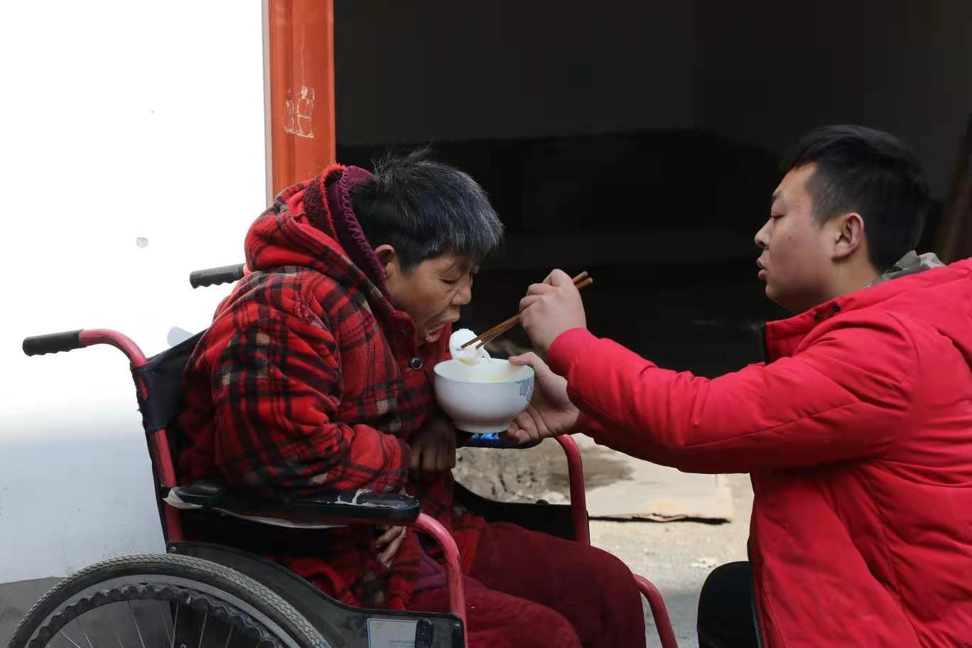 乡村“送货郎”，带着瘫痪母亲走街串巷 破旧送货车成众人点赞的“孝老模范车”